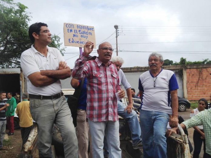 Los dirigentes de los sindicatos de educación se dirigieron a los docentes del municipio. Foto Franklin Urbina
