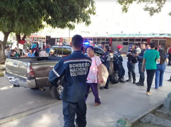 La situación generó la movilización de bomberos y efectivos policiales en las adyacencias del hospital. Foto: Alfredo Morales