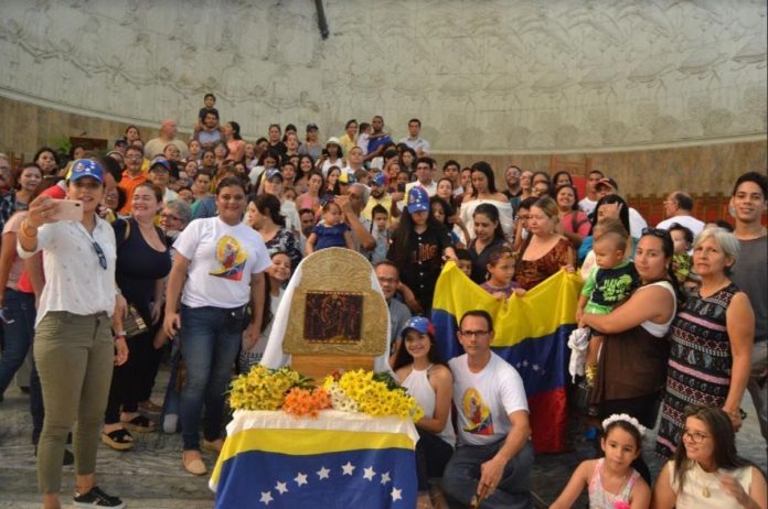 Migrantes venezolanos junto con colombianos se unen por amor a la Virgen de Chiquinquirá | Foto: Miguel Ángel González