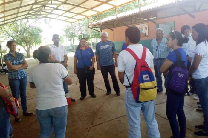 Dirigentes sindicales se reúnen diariamente con educadores para conformar los Comités de Conflictos. Foto Alcira Escobar