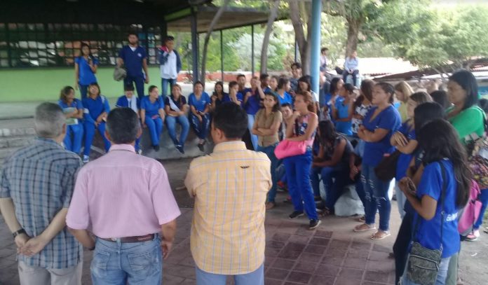 Los estudiantes expresaron los problemas que confrontan a diario para asistir a la Unerg, en San Juan de los Morros. Foto: Pedro Izzo.