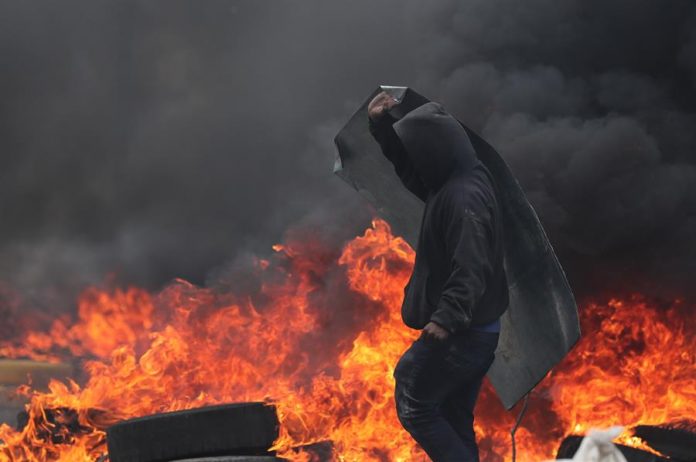 La Policía de Ecuador y el movimiento indígena que protesta por la eliminación de los subsidios a los combustibles volvieron a enfrentarse este sábado desde primera hora. | Foto: Efe/Paolo Aguilar.