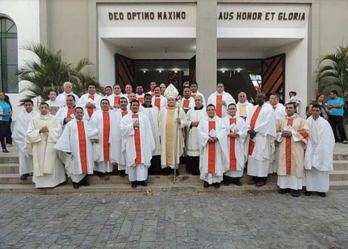El obispo Víctor Pérez con sacerdotes de la Diócesis de Apure. Foto Cortesía Familiar.