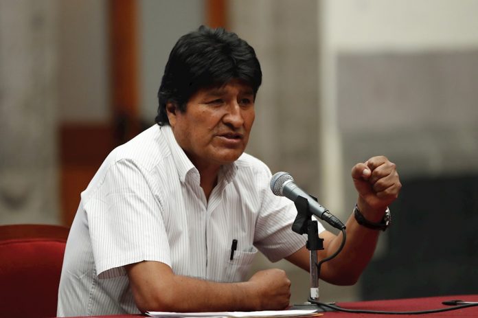 Evo Morales en una declaración a los medios el miércoles 13 de noviembre, en Ciudad de México. | Foto: Efe.