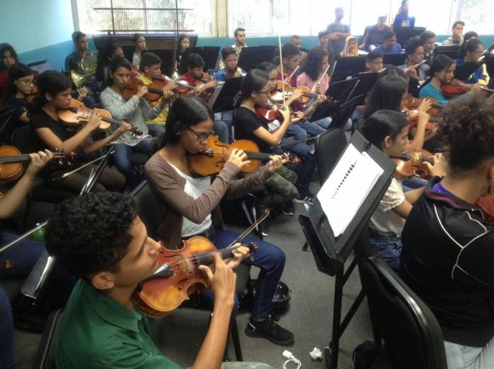 Concierto de la Orquesta Sinfónica Juvenil de Guanare, bajo la dirección de Leibniz Sulbarán, en homenaje al aniversario 30 de la Convención Sobre los Derechos del Niño. | Foto de referencia: Facebook @GuanareOrquesta.