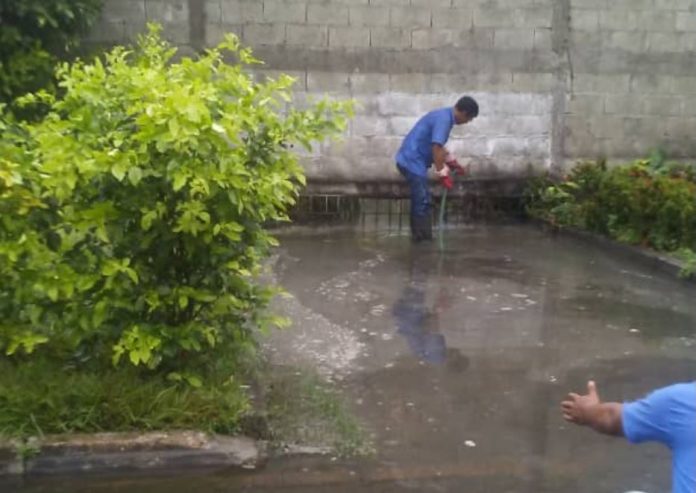 El agua de las cloacas de la urbanización corre por el canal de desagüe de aguas de lluvia. Foto: Neptalí Querales.
