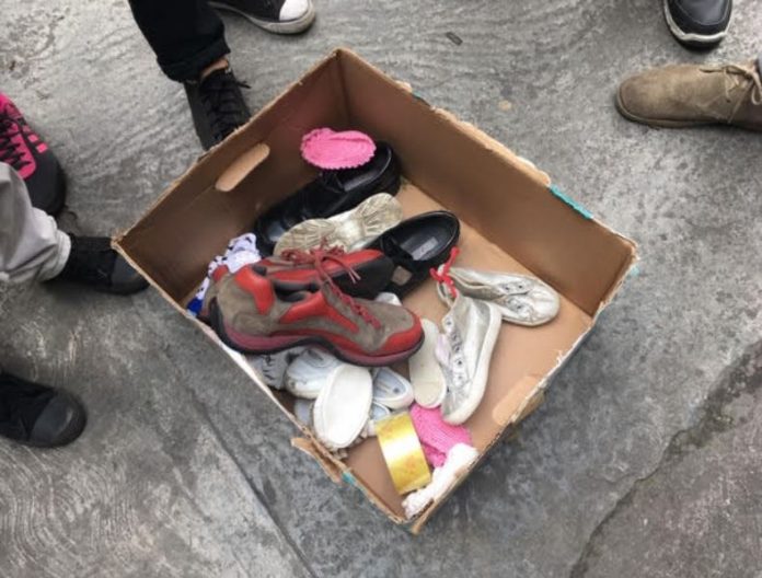 Zapatos de niños fallecidos en el hospital simbolizaron la situación del JM de los Ríos. Foto: Gabriela González