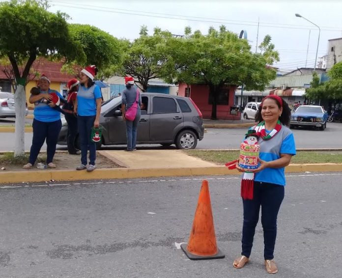 Los docentes salieron a la avenida Bolívar donde hicieron un potazo. | Foto Edwin Urdaneta.