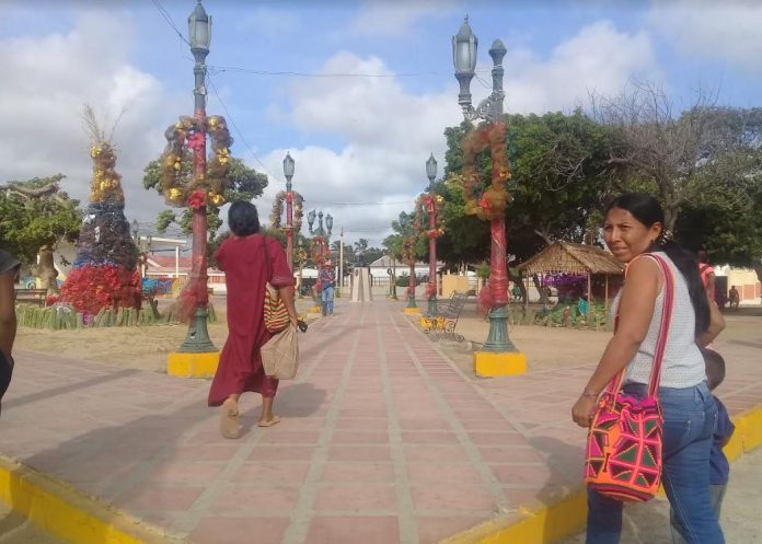 Los Servidores públicos de la Guajira venezolana ven estas navidades muy tristes ya muchos no tienen la manera de comprar un par de zapato. | Foto: Eira González.