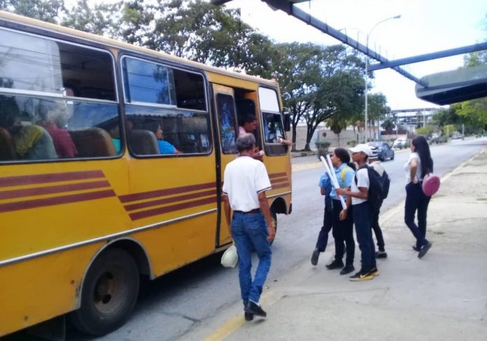 Son pocos los transportistas que se detienen en las paradas donde se encuentran los estudiantes. (Foto: Joanne González).