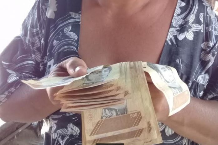 Belkis Paz, habitante de la población de Paraguaipoa, se pregunta qué hará con los billetes de 500 bolívares que son depurados de los negocios de la región. | Foto: Eira González