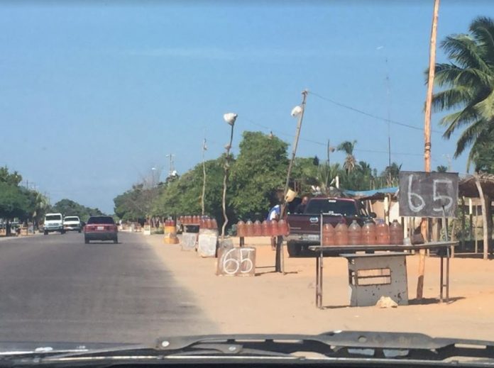 El paisaje que se observa en la avenida principal de los municipios Mara y Guajira, con la venta de pimpinas de gasolina. | Foto/ Referencial
