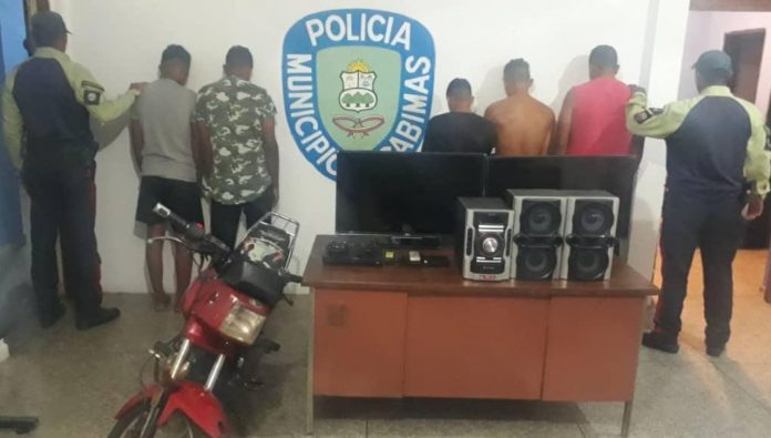 Los detenidos están a orden del Ministerio Público por el delito de robo. Foto: cortesía Policabimas.
