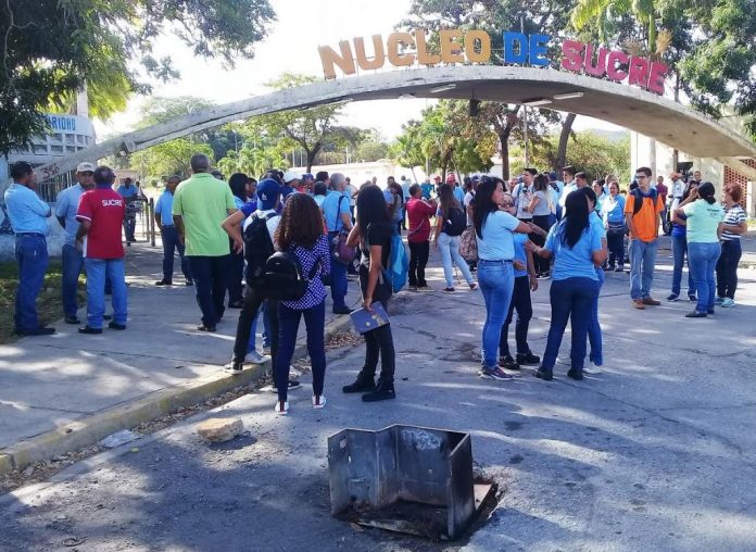 Pasada las 8:00 am del lunes 13 de enero se registró el portonazo en la entra principal de la Universidad de Oriente (UDO) Núcleo de Sucre | Foto: Joanne González