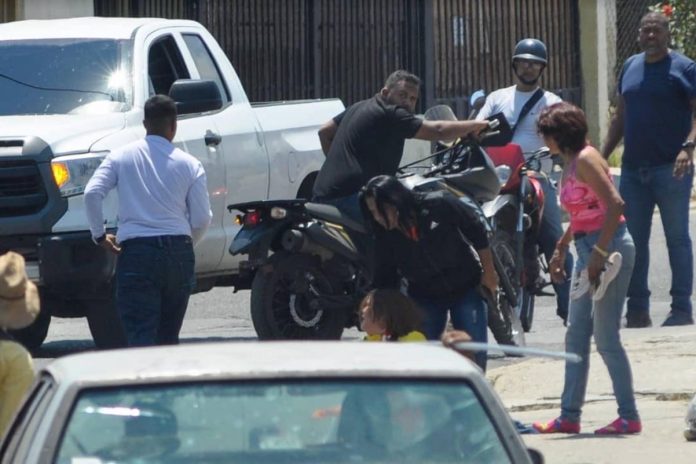 Colectivos armados dirigidos por funcionarios públicos atacaron la marcha con Juan Guaidó este 29 de febrero. Foto cortesía: Luis Somaza