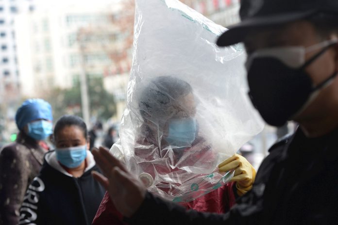 Los ciudadanos han buscado la forma de protegerse del nuevo coronavirus en Wuhan, epicentro del brote en China. | Foto: Efe.
