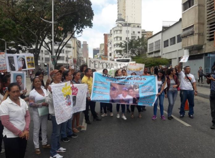 Frente al Ministerio Público en la ciudad de Caracas, familiares de los desaparecidos en costas venezolanas pidieron más atención e investigación en el caso específicamente de La Vela y Güiria. Foto: Cortesía Cofavidef.