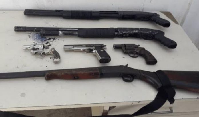 Los funcionarios de la policía decomisaron el pasado miércoles armas que tenían los integrantes de la banda La Zona. Foto: cortesía Panorama.
