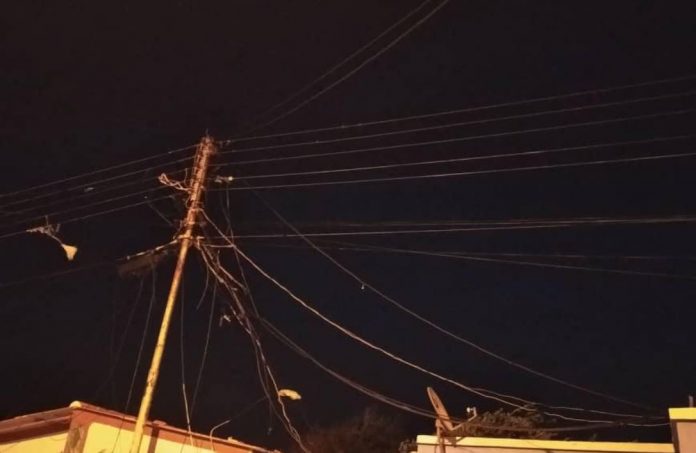 Fallas de luz en la comunidad Los Cocos en Porlamar causa daños en los artefactos electrónicos de los vecinos.