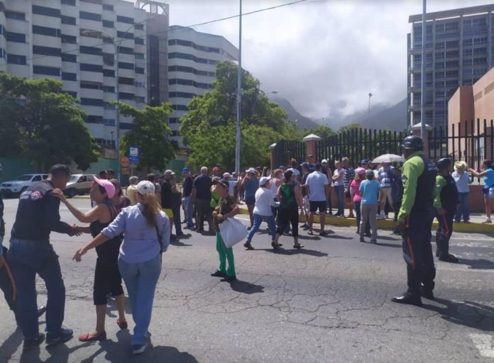 Entre 40 y 60 días sin servicio de agua potable reportan los vecinos de Caraballeda que protestaron este 1º de marzo. (Infociudadano Francisco Gatell).