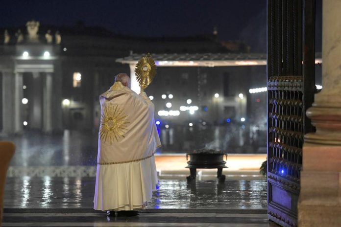 Vista del Papa Francisco durante la bendición Urbi et orbi. | Foto: Efe