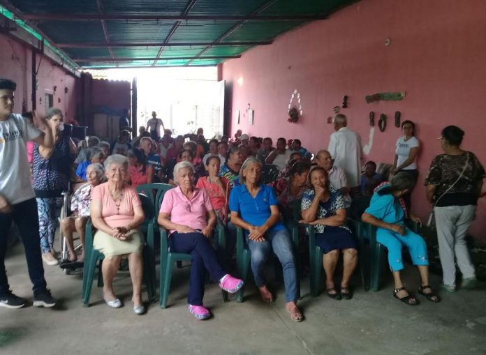 Unos 60 ancianos de Negro Primero ya no tienen medicamentos ni comida para subsistir lo que resta de cuarentena, dijo María Ortiz. Foto: Marieva Fermín.