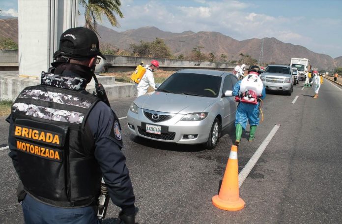 Funcionarios realizan desinfección a vehículos que ingresan a Carabobo. Fotos: Gobernación de Carabobo.
