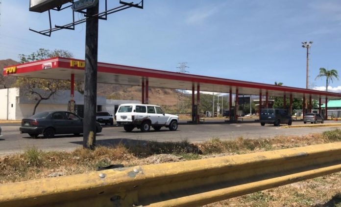 Solo dos estaciones de servicio despacharán gasolina. Foto: Ruth Lara Castillo.