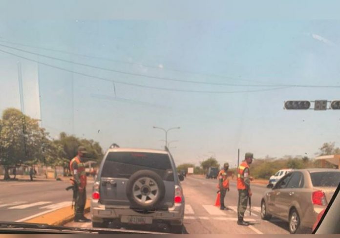 El paso fue restringido hacia y desde Puerto Cabello, solo permiten pasar a quienes justifiquen el viaje y usen tapaboca. | Foto cortesía.