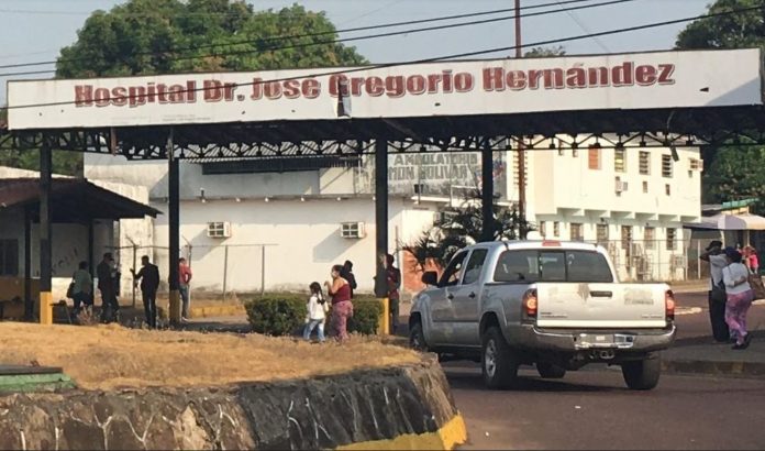 Pacientes y familiares denuncian que el hospital José Gregorio Hernández de Puerto Ayacucho labora a media máquina por la falta de personal médico. | Foto: Mickey Véliz