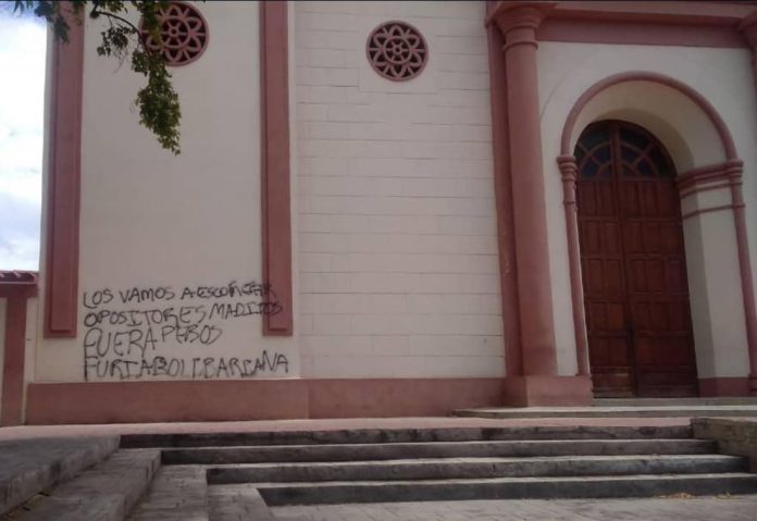 La Iglesia Santa Catalina fue rayada con pintura rojas (Foto: Yesenia García)