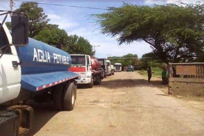 En varios sectores del municipio Colina, los habitantes se quejan que los camiones cisternas venden agua salobre que no puede ser consumida. Foto: Cortesía.