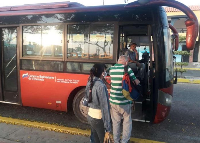 Alcaldías de Guajira y Mara habilitan ruta para el traslado de pacientes a la ciudad de Maracaibo. (Foto: Cortesía de Alcaldía de Mara).