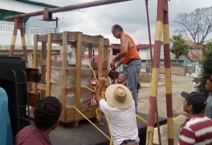 La comunidad de Las Rurales de Isnotú, en Trujillo, colaboraron con Corpoelec para trasladar el repuesto de un transformador y poder reestablecer el servicio, interrumpido desde el 18 de abril. Fotos: Rodolfo Paredes.