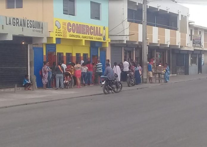Inmensa colas se generan en los comercios de la Guajira para comprar comida. (Foto: Eira González)
