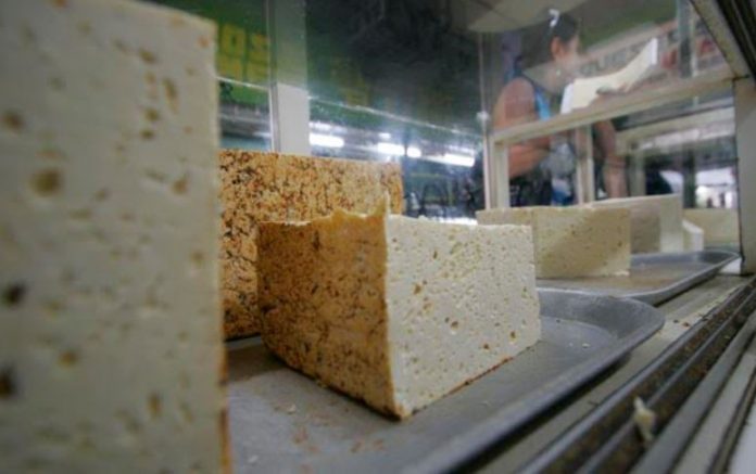 Los productores de leche en Zulia hacen queso para no perder materia prima. (Foto: Cortesía).