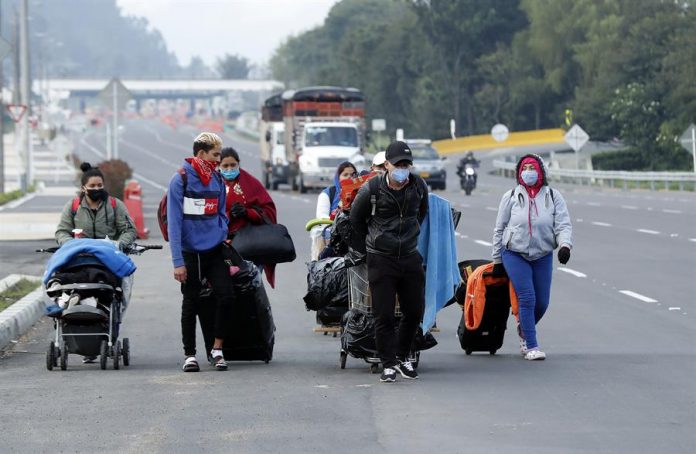 Venezolanos que retornan al país desde Colombia. | Foto: Efe/ Mauricio Dueñas Castañeda.