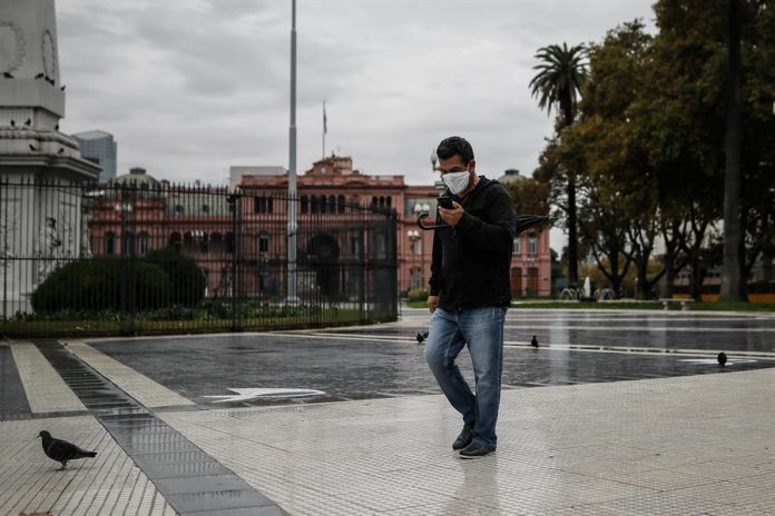 Un hombre con tapabocas camina este lunes en la Plaza de Mayo, en la ciudad de Buenos Aires. Foto: Efe/Juan Ignacio Roncoroni.