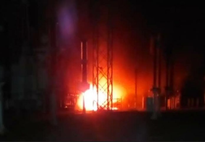 Incendio en Planta Centro no ha podido ser controlado por los Bomberos esta noche. Fotos: cortesía vecinos de La Paragüita