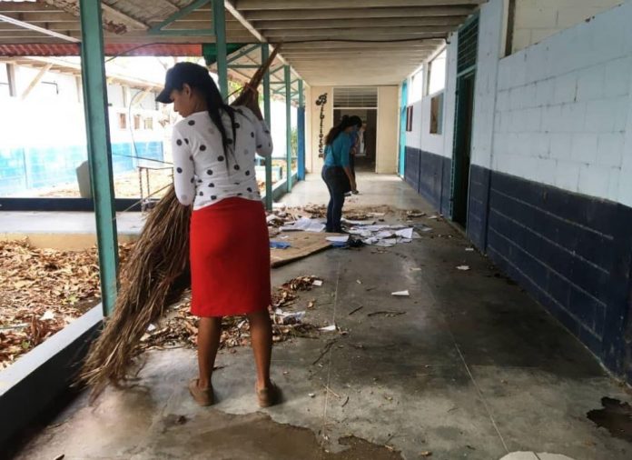 Los alumnos improvisaron escoba para limpiar los salones y pasillo de la UDO-Sucre Foto: Joanne González.