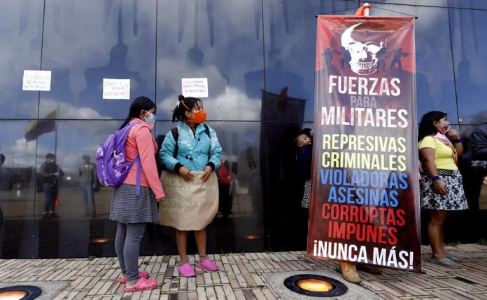 Un grupo de indígenas embera-chamí realizÓ este viernes un plantón para rechazar la violación de una niña de 12 años perteneciente a su comunidad por parte de siete militares, en el monumento a los Héroes Caídos en Acción, en Bogot. Foto: Efe/Mauricio Dueñas Castañeda.