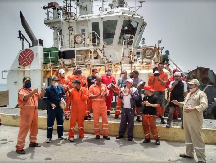 Trabajadores de los remolcadores de PDV Marina en la refinería El Palito continuaron este jueves 25 de junio la protesta por salarios dignos y pagos de incentivos laborales. Foto: cortesía trabajadores de PDV Marina.