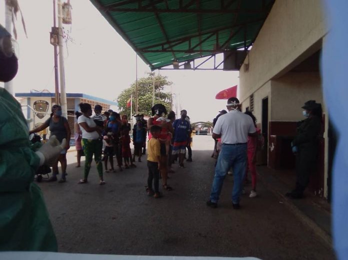 Autoridades nacionales, regionales y locales supervivencia la entrada de venezolanos por la frontera de Paraguachón. Foto/ cortesía de García.