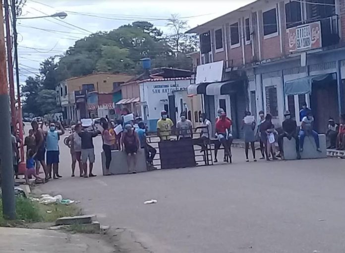 La última protesta de los connacionales hospedados se registró este jueves 12 de junio de este año, en las inmediaciones de la calle Bolívar en Guasdualito Foto: Cortesía RRSS.