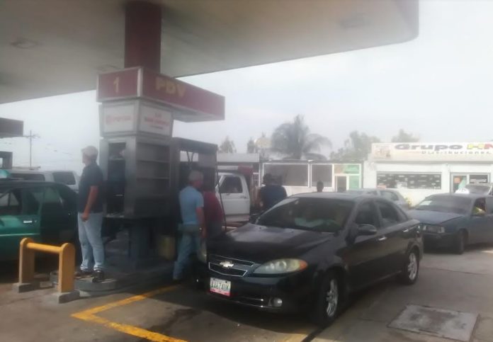 En Yaracuy se sigue aplicando la venta ilegal de combustible en divisas por parte de personas inescrupulosas. | Foto: Johana Prieto Andrade.