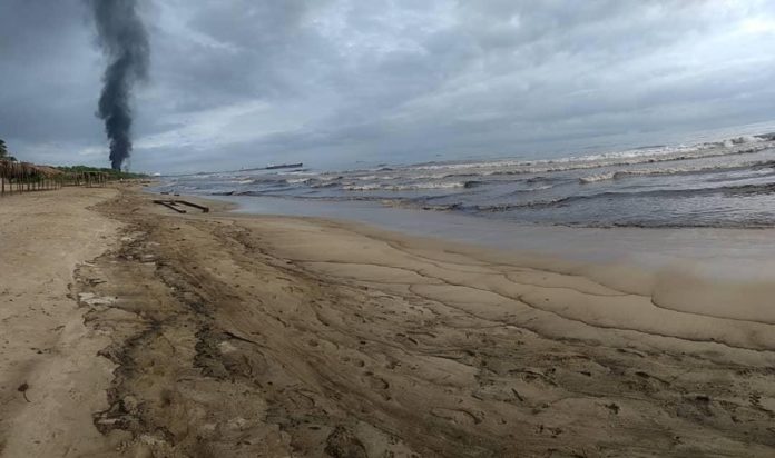 Fotografía cedida por el activista ambiental Samuel Cabrera en la que se observa parte de la contaminación por petróleo el 10 de agosto del 2020, en la playa El Palito en el estado Puerto Cabello. | Foto: Efe.