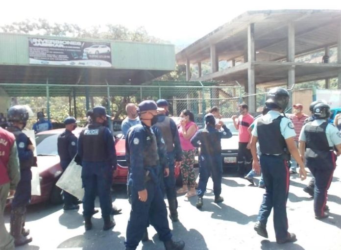 En el municipio Trujillo, una protesta, con cierre de vía, en una estación de servicio fue dispersada por la policía regional. | Foto: cortesía Emilio Fajardo.