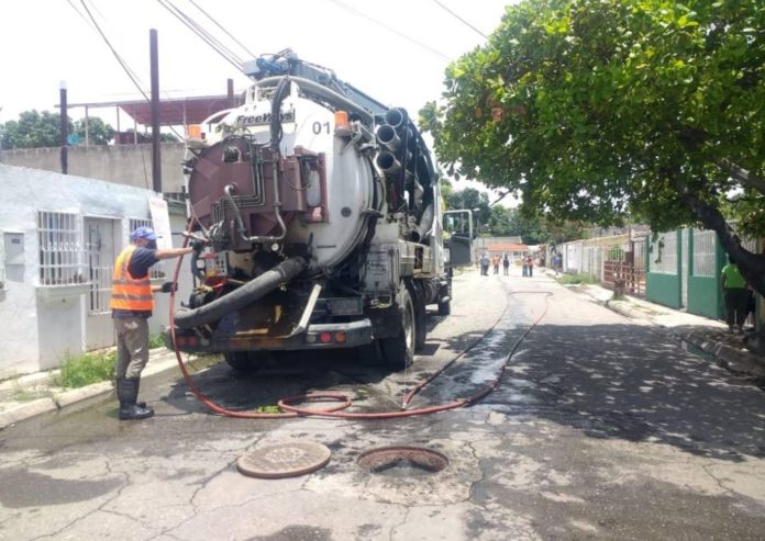 Después de varios llamados, técnicos de Hidrocentro visitaron la comunidad de la Esmeralda para determinar las fallas del sistema de cloacas. Fotos cortesía Mildred Rojas.