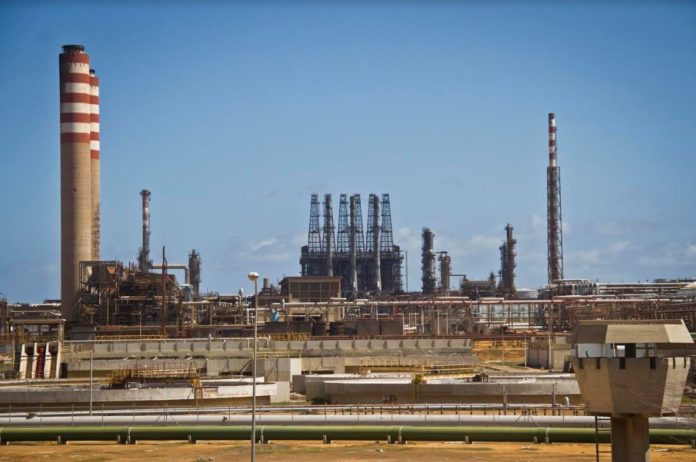 La refinería Cardón y Amuay forman parte del complejo refinador más grande del mundo.