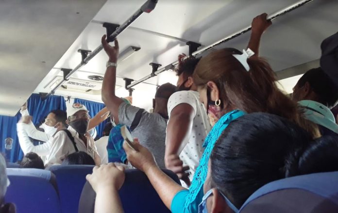 Los vehículos de cinco puestos desaparecieron y solo las busetas están cubriendo las distintas rutas en Coro. Foto Lisbeth Barboza.